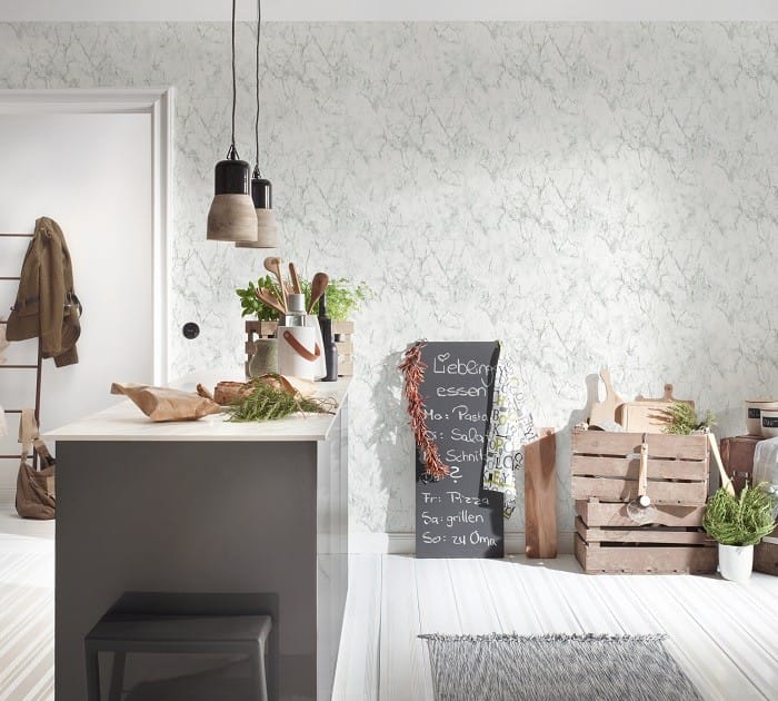 espacio de cocina con pared con papel pintado de Leroy Merlin