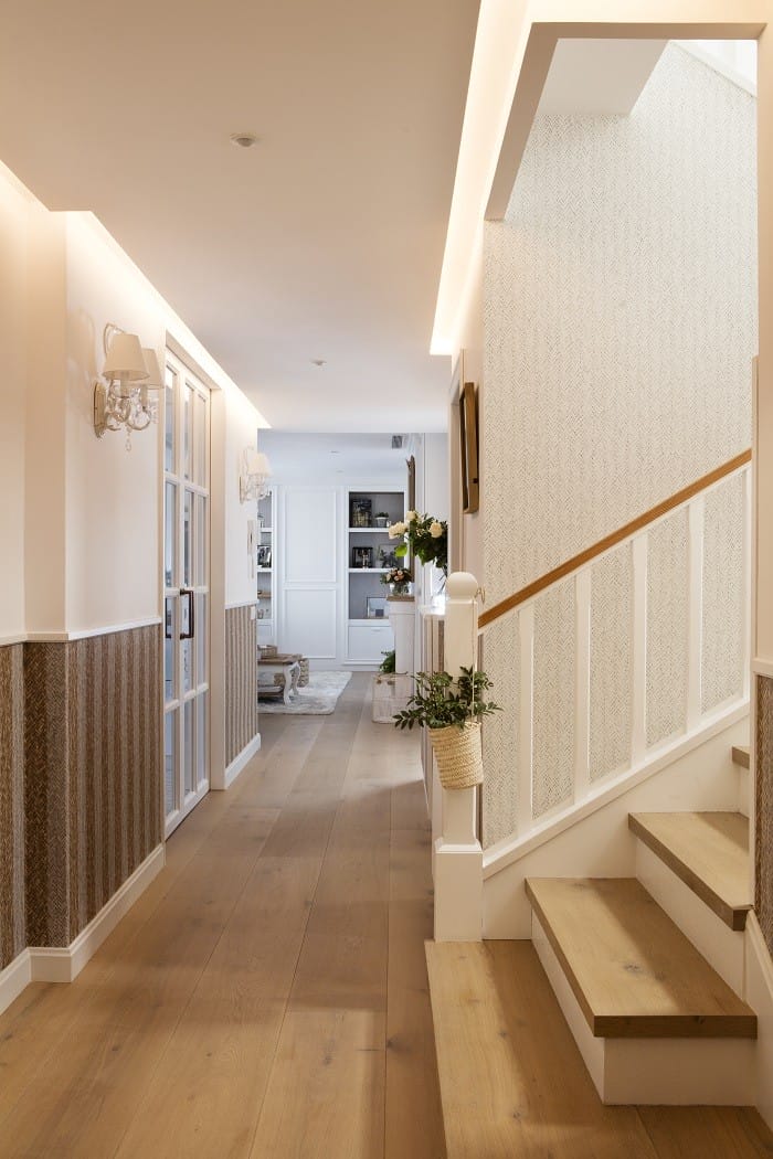 zona de paso de una casa con escaleras e iluminación