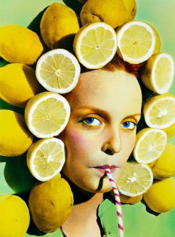 mujer con limones alrededor de la cabeza