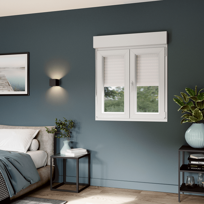 dormitorio con ventana y persiana blanca de Leroy Merlin