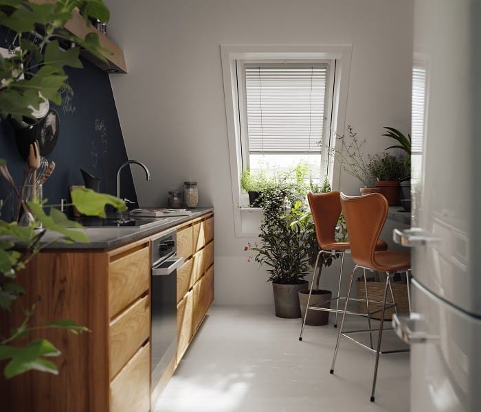 cocina en buhardilla con ventana con persiana
