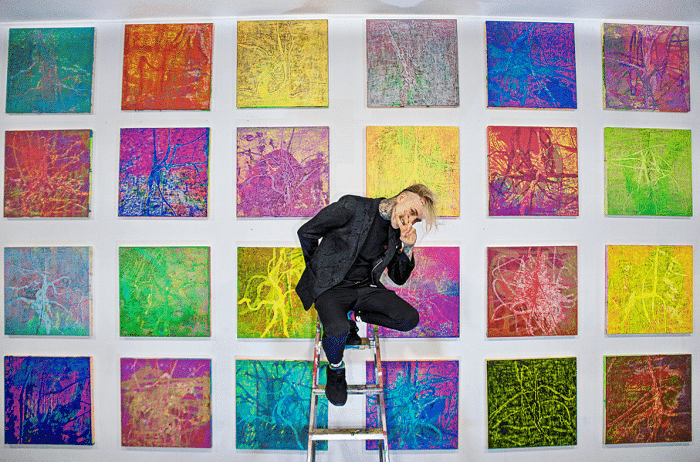 artista alemán Alexander Höller con sus pinturas