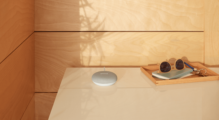 Altavoz inteligente blanco encima de la mesa