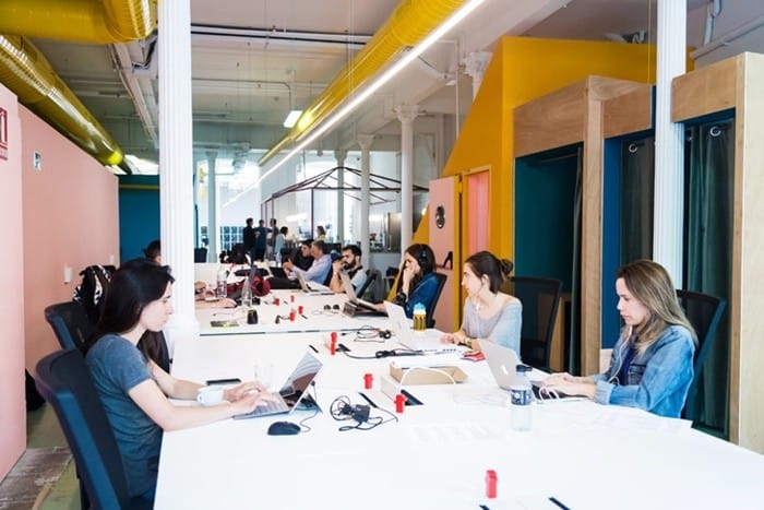 mesas amarillo azul portatiles