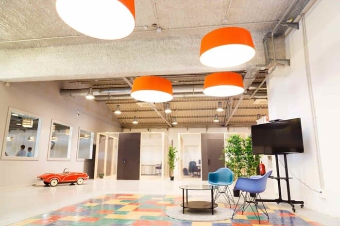 sala suelo colores sillas coche rojo