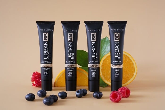 Crema facial con maquillaje de Alma Secret