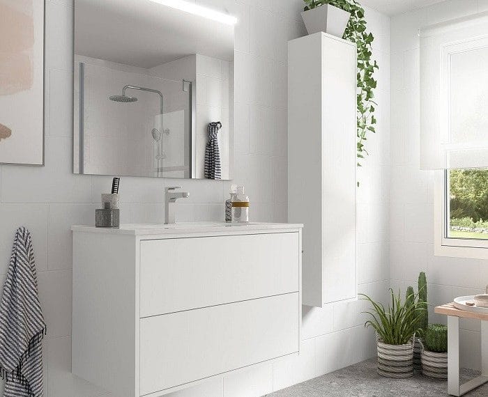 Cuarto de baño blanco con accesorios