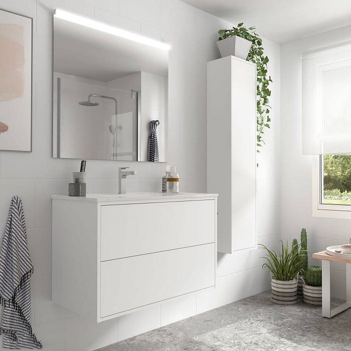 Cuarto de baño blanco con accesorios