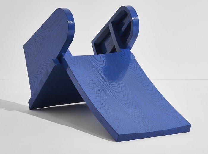 Diseño en madera azul simula un columpio