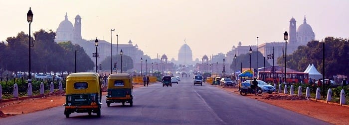ancha avenida con coches en Nueva Delhi