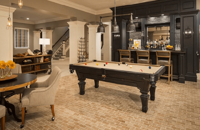 Home Staging en el sótano de una casa con billar