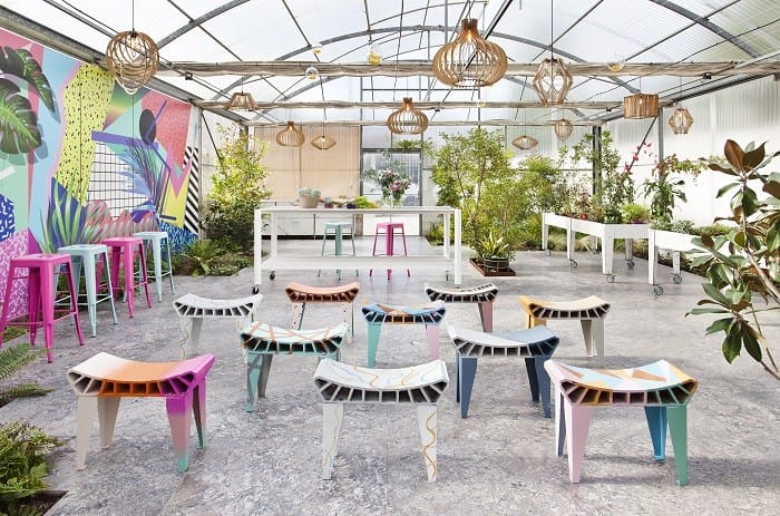 Vivero con asientos de colores y plantas