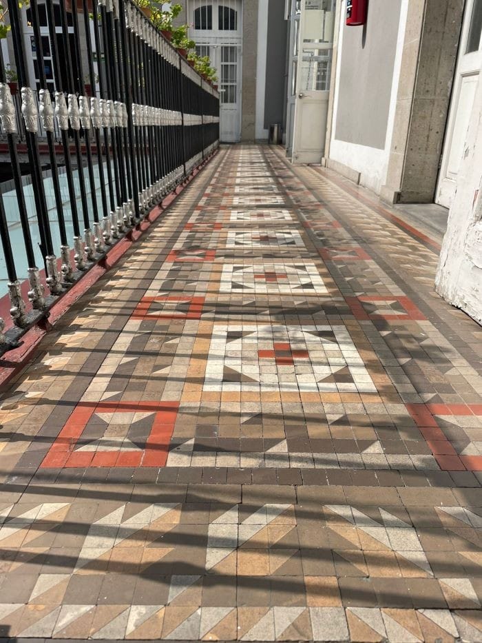 Pasillo de un Mercado en México con mosaico