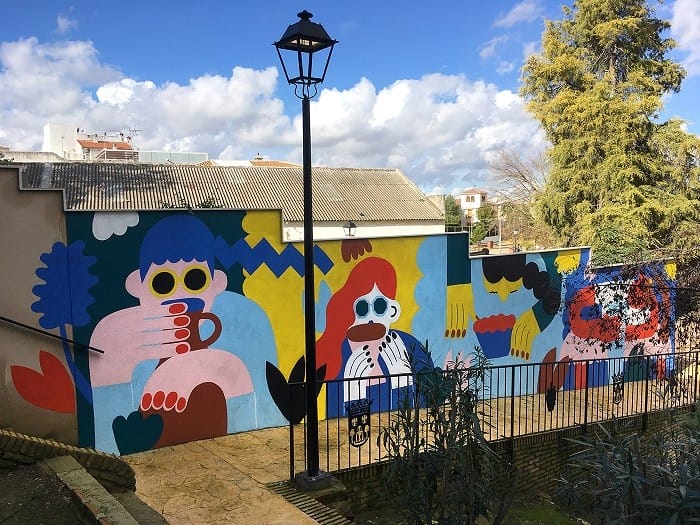 Tapia con un mural colorido de Emily Elridge