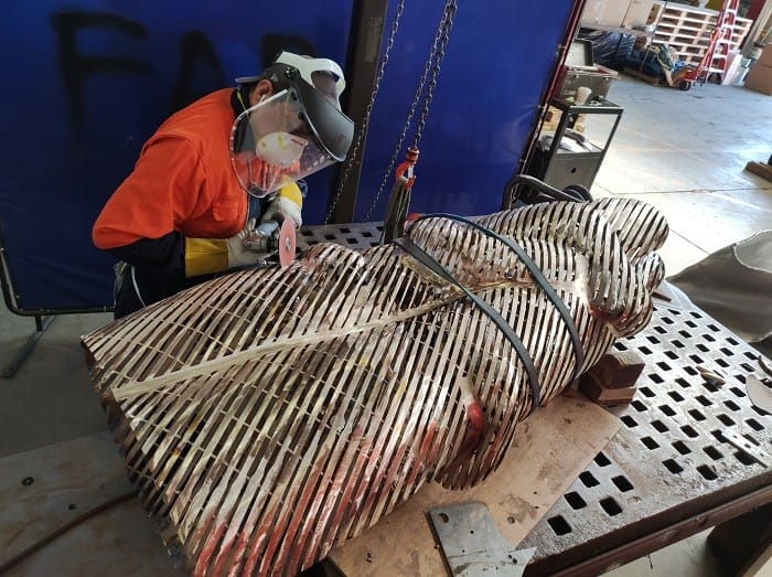 Operador haciendo la escultura en bronce de Jorge Rodríguez