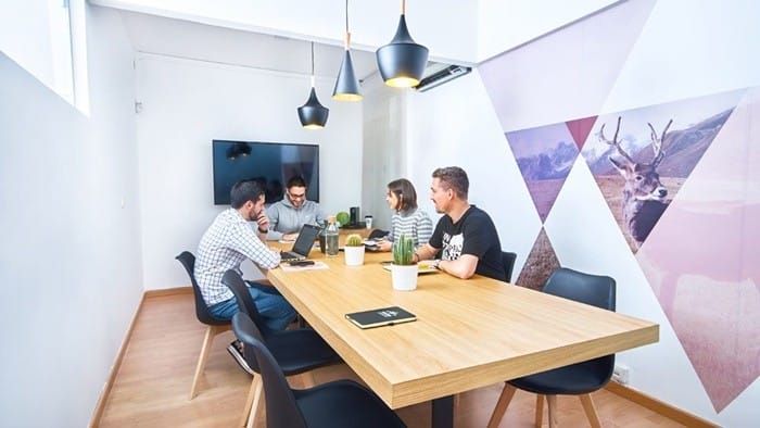 mesa grande madera luces sillas