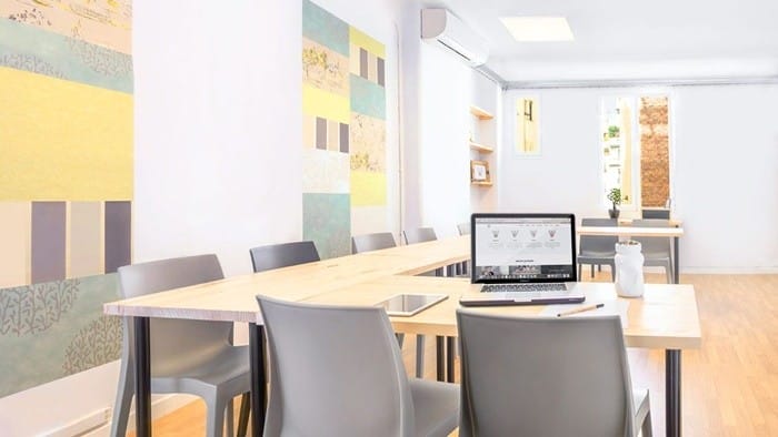 mesas enfrentadas luz natural ordenador