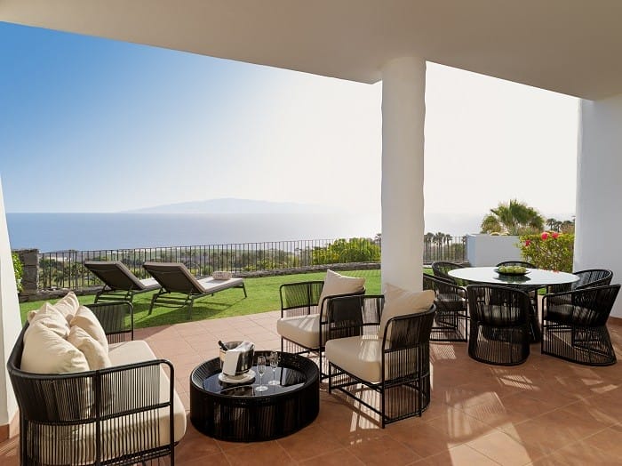 Terraza de casa de lujo con vistas al mar en Tenerife