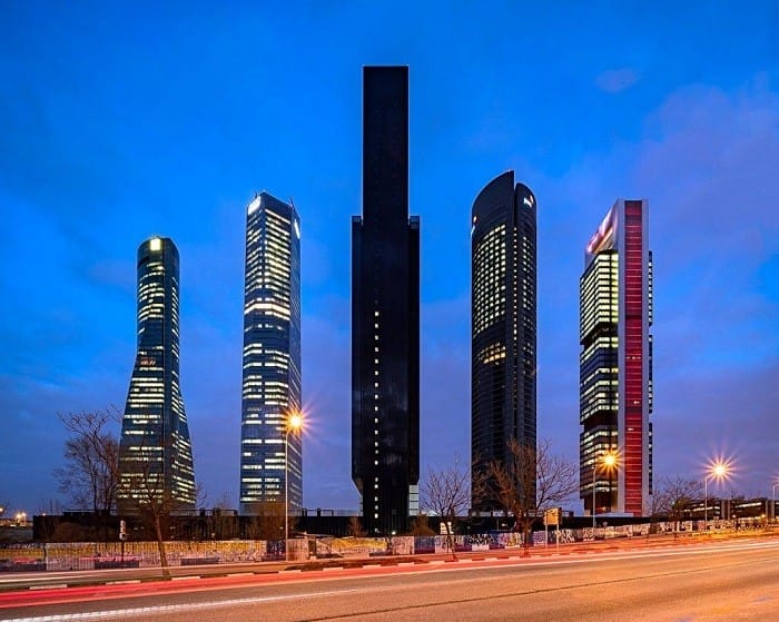 Vista de Torre Caleido de noche
