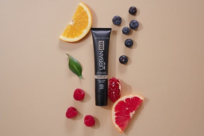 Crema facial Urban BB Cream de Alma Secret con maquillaje