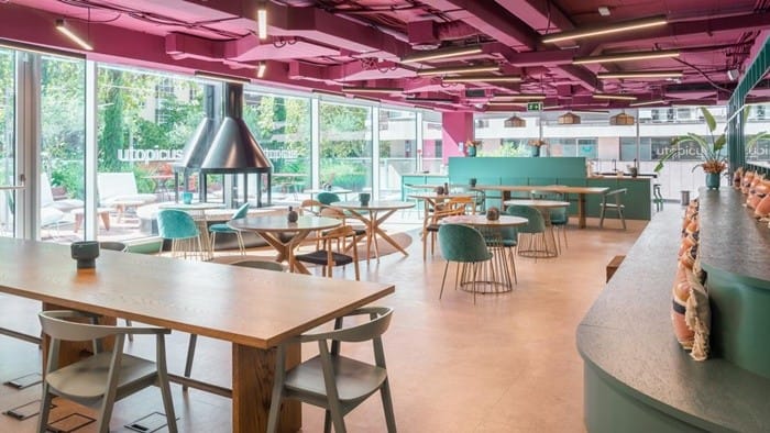 mesas altas bajas azul rosa sillas