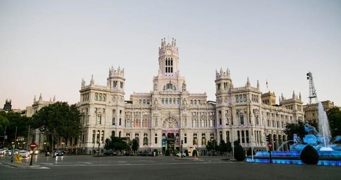 fachada edificio cibeles madrid fuente