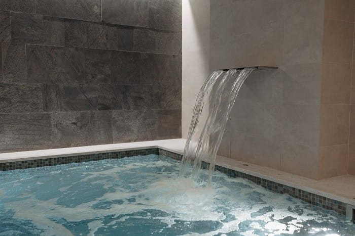 chorro del interior de una piscina de un balneario