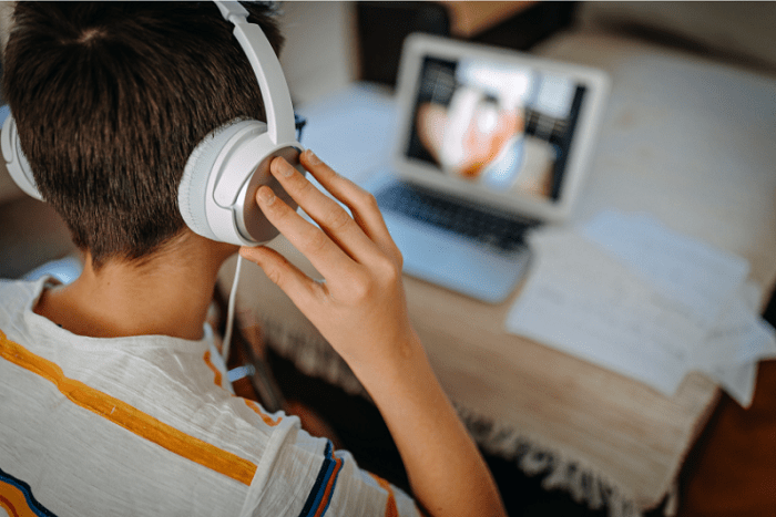 enseñanza online con un portátil