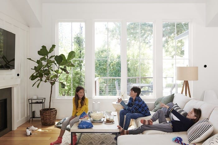 Salón blanco con niños jugando