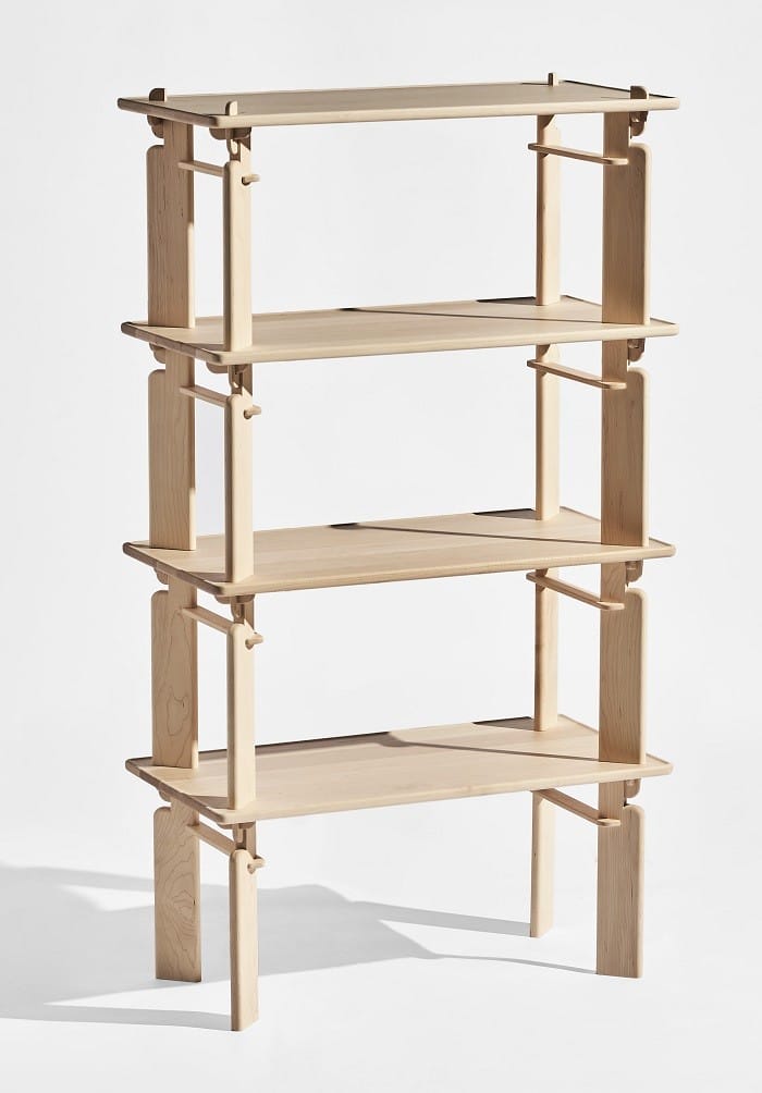 estantería de madera con baldas
