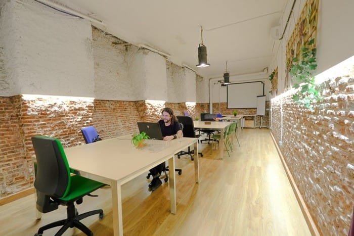 sala mesas trabajo luz suelo madera