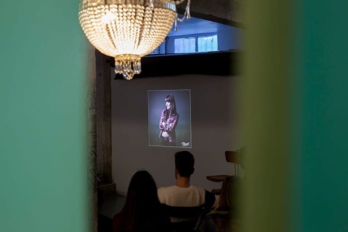 interior proyeccion ambiente tenue