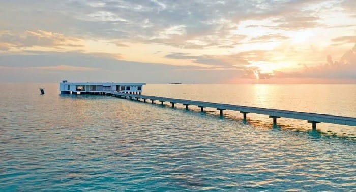 Paisaje de arquitectura en el mar de Yuji Yamazaki