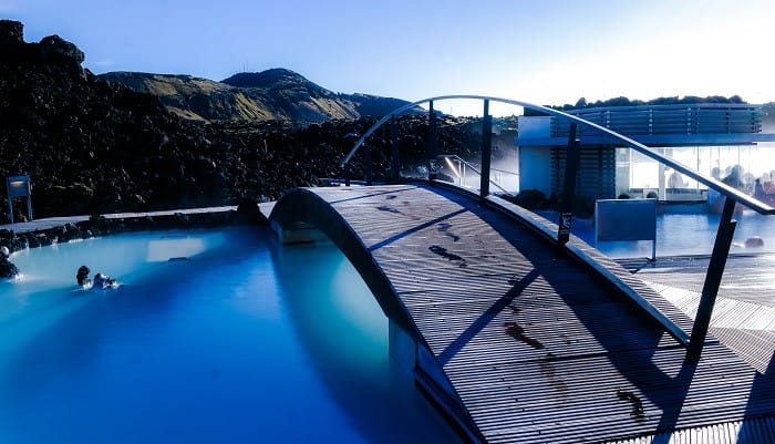 piscina al aire libre de un balneario entre montañas