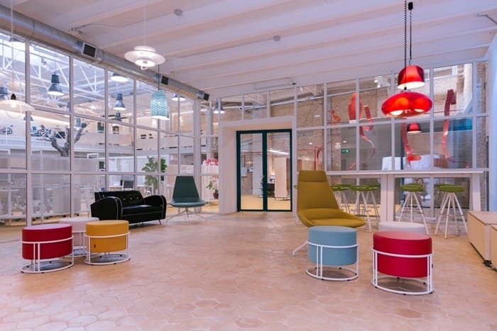 ventanales puf colores madera techos altos