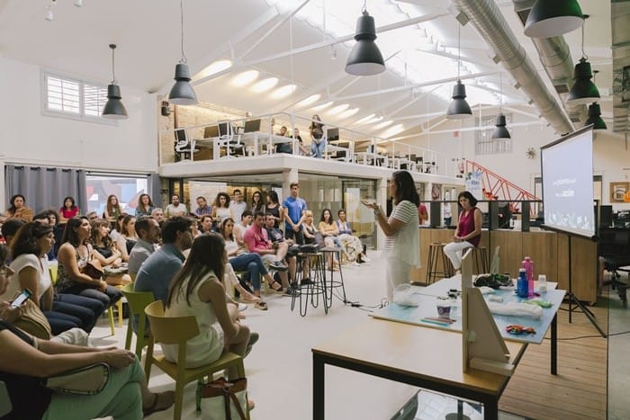 conferencia sala grande iluminacion