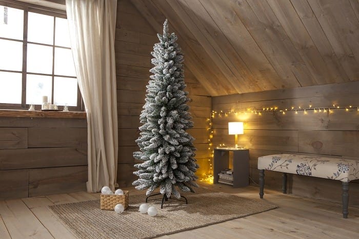 Salón con un árbol de Navidad de Leroy Merlin