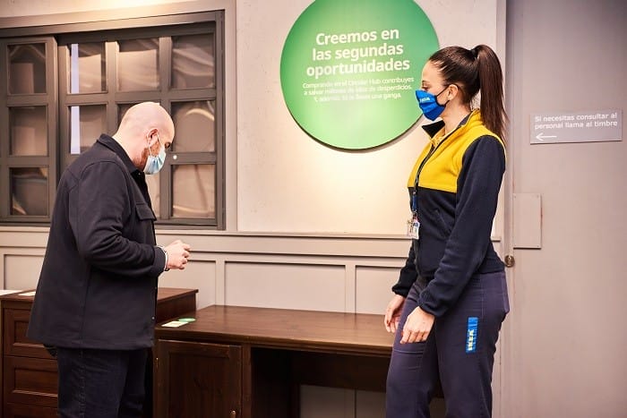 Personal de Ikea con un cliente para comprar un mueble de segunda mano