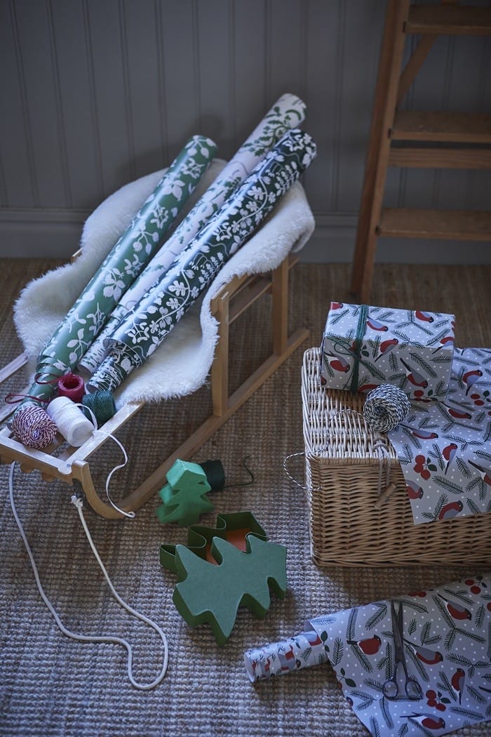 Varios artículos para envolver los regalos de Navidad