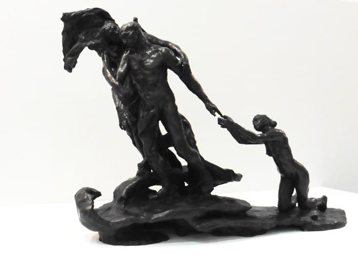escultura bronce mano hombre mujer