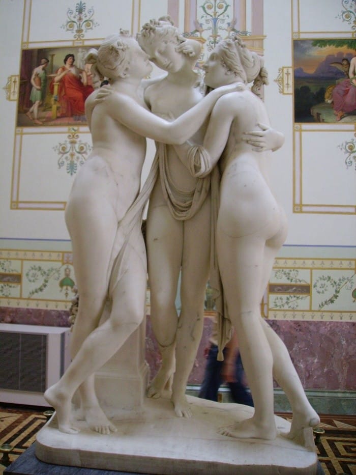escultura marmol tres mujeres