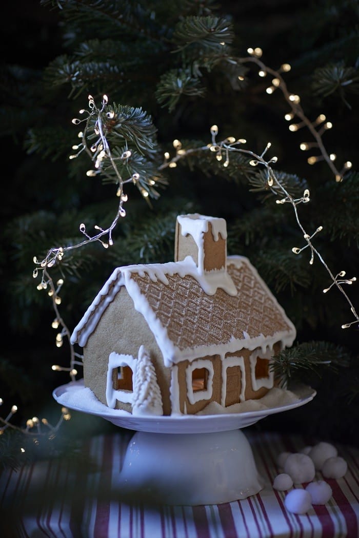 Casita de gengibre con decoración navideña