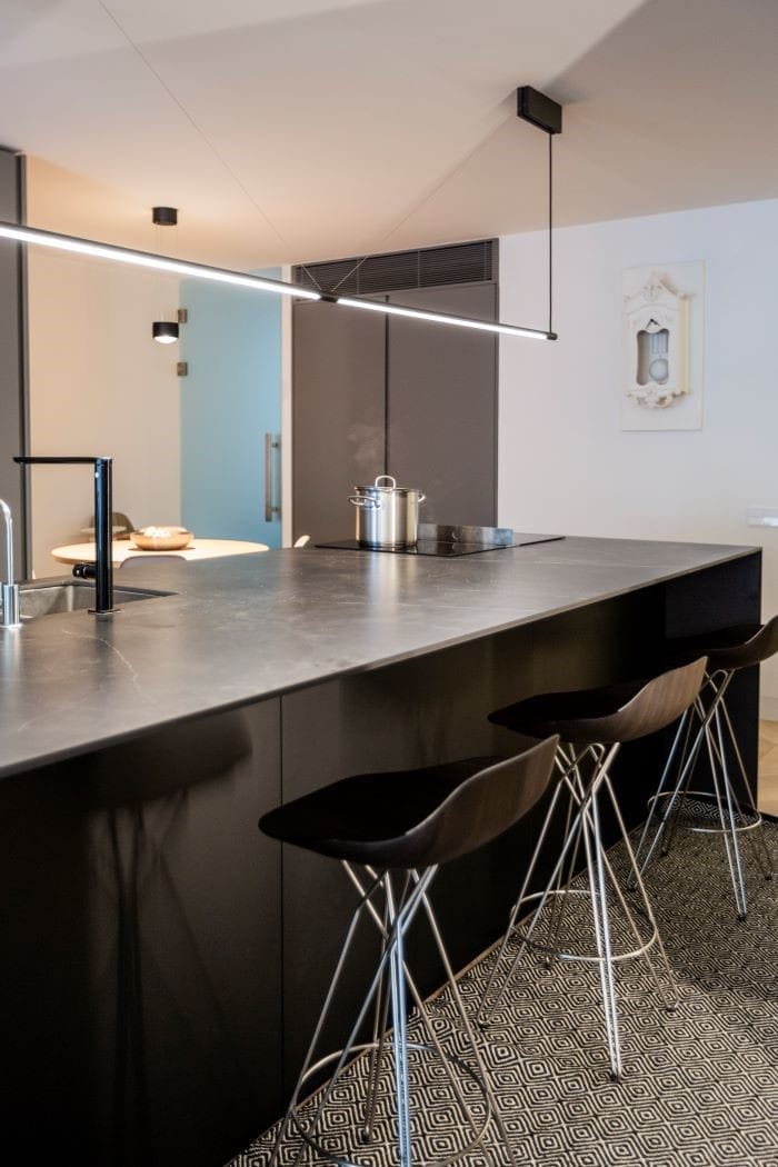 mesa de cocina en negro con taburetes