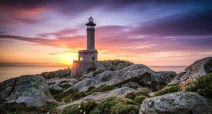 Atardecer en un faro de Galicia