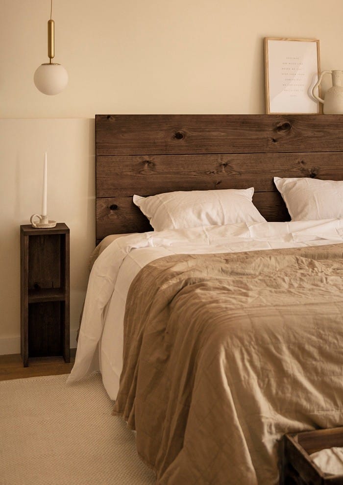 cama con cabecero de madera de nogal en Decowood
