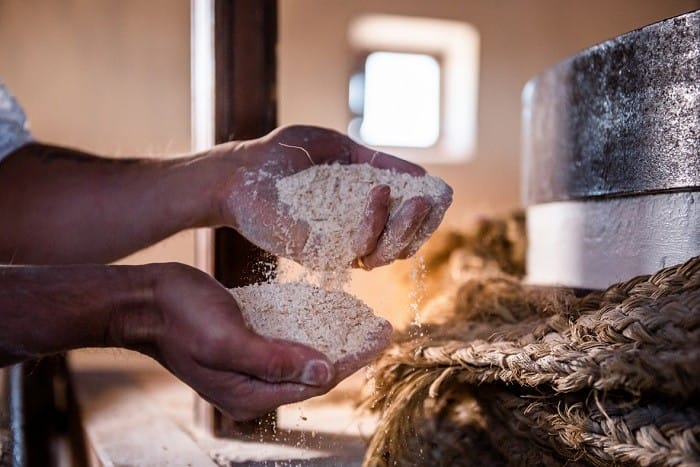 Harina de fuerza entre unas manos