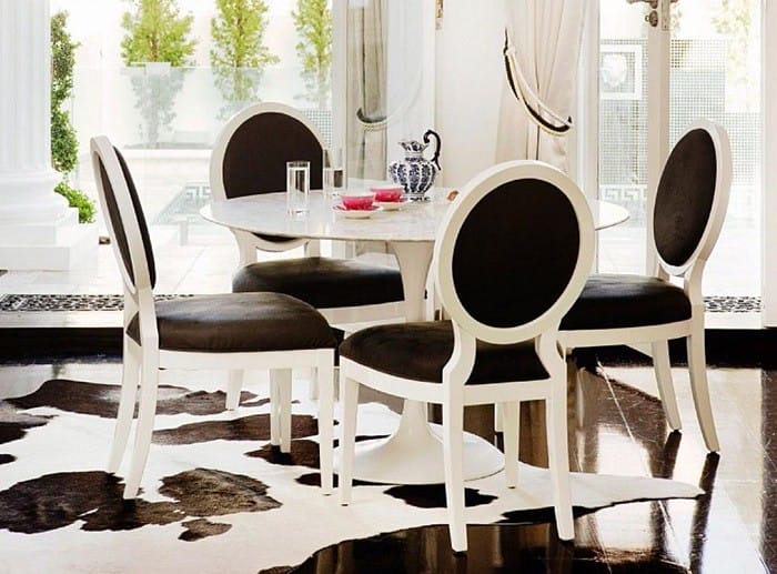 Conjunto de mesa con cuatro sillas medallón