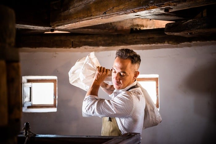 Moncho López haciendo pan