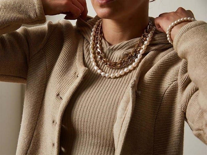 Mujer con colgante de perlas como regalo para Navidad
