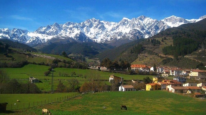 Pueblo con los Picos de Europa al fondo